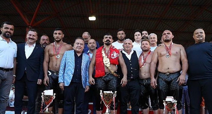 Antalya Büyükşehir güreşçileri sezona damga vurdu
