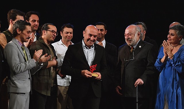 İzmir Şehir Tiyatrosu sanatçılarından Başkan Soyer'e teşekkür “Türk tiyatrosunda tarih yazdınız Sayın Başkan"