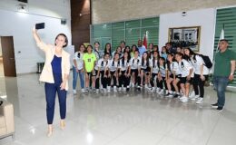 Başkan Kınay Orbit Karabağlarspor Kız Futbol Takımı'yla buluştu: Şampiyonluk bekliyoruz