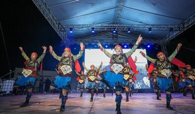 Gaziemir'de halk dansları şöleni