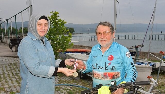 İznikli Yüzme Şampiyonu Erhan Turan İznik'te anlamlı bir triatlon etkinliği düzenledi