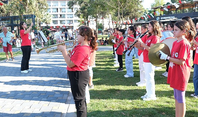 Kemer Belediyesi Gençlik Orkestrası'ndan mini konser